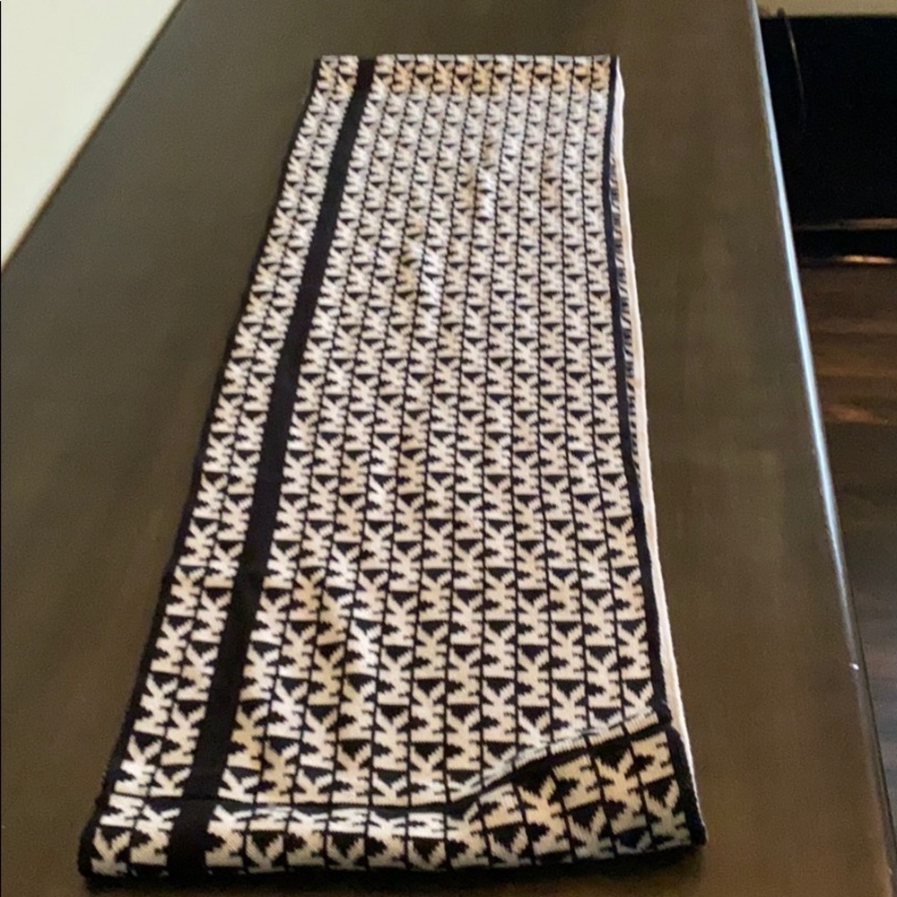 Michael Kors monogrammed infinity scarf - Picture 4 of 5